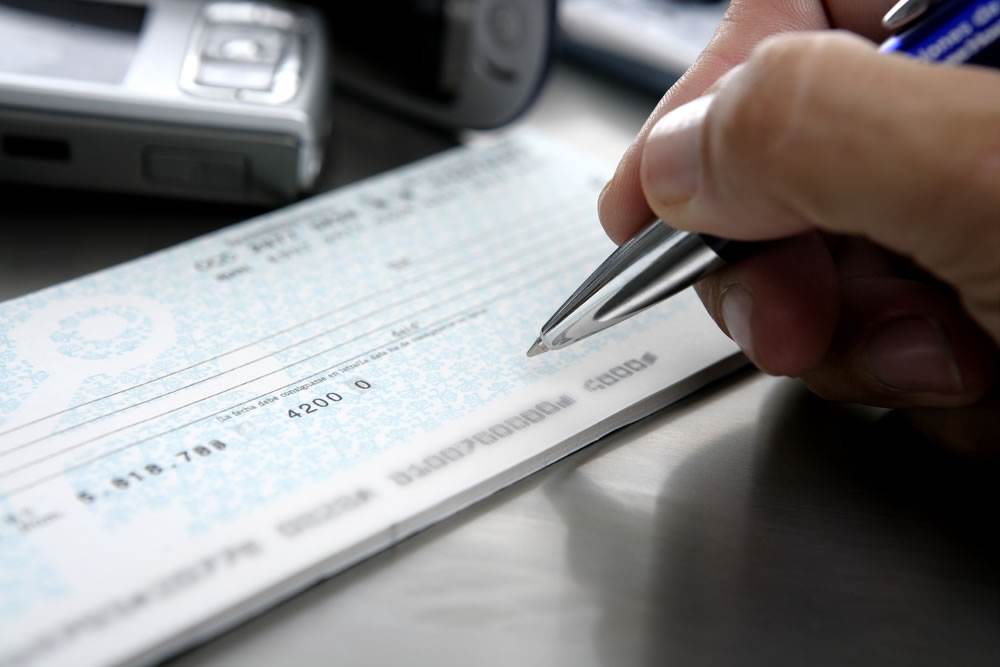 Firma falsa su assegno: quale conseguenze ci sono?